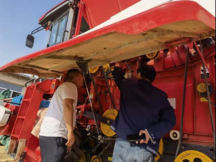 鄭磊:中聯(lián)收獲花生撿拾收獲機大幅改善了我的生活