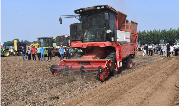 河北秦師傅:遇見中聯(lián)收獲讓我做起了“跨界機(jī)手”