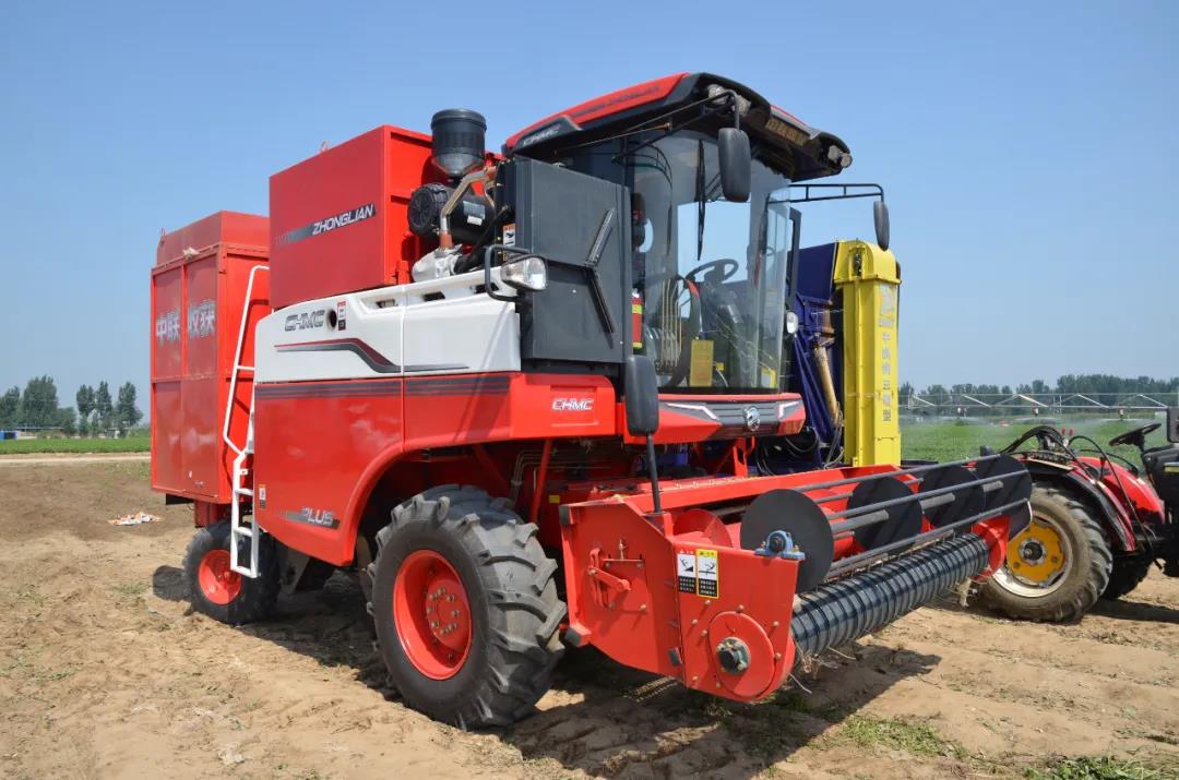 中聯(lián)收獲在石家莊花生生產(chǎn)農(nóng)機推廣田間日活動上大顯神威,用戶直接提兩臺一年作業(yè)兩千多畝