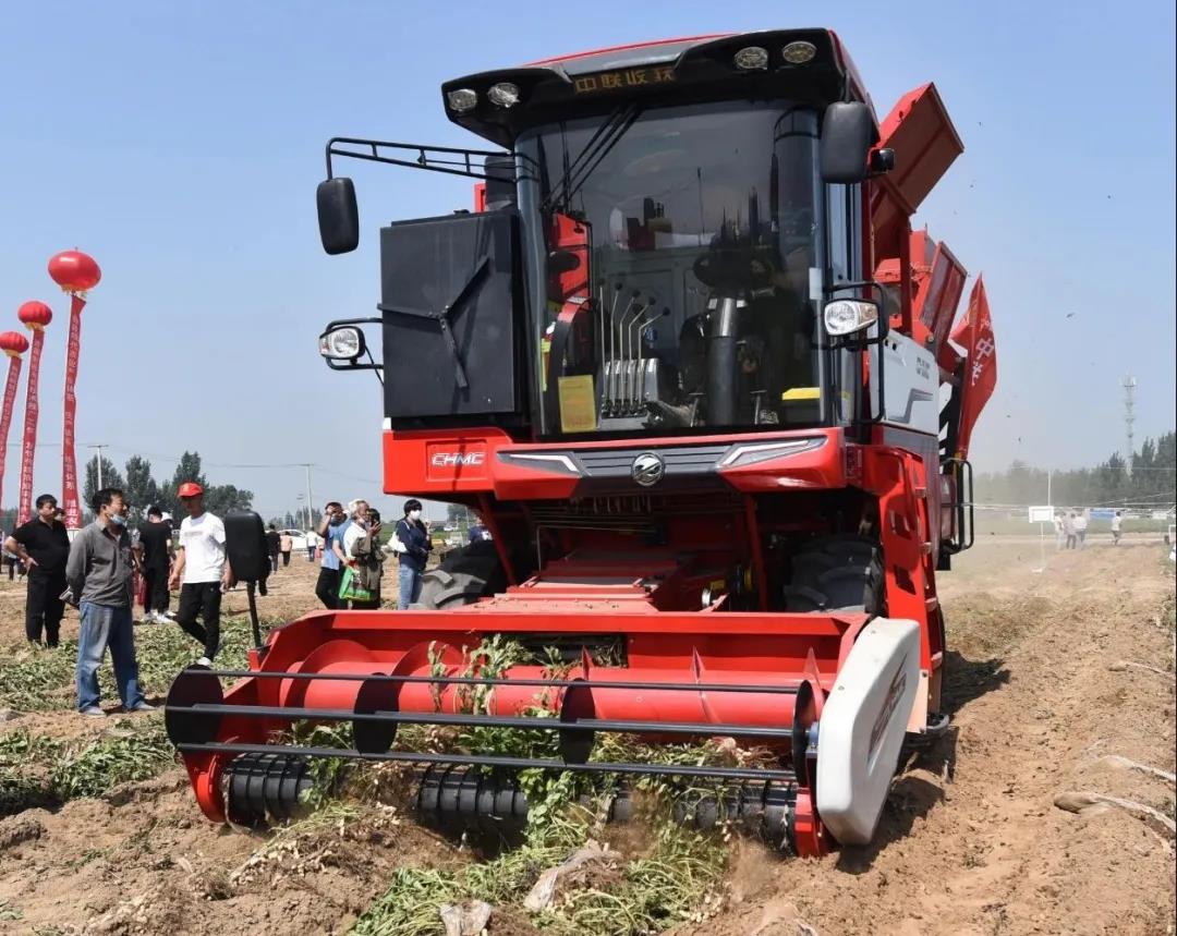 中聯(lián)收獲在石家莊花生生產(chǎn)農(nóng)機推廣田間日活動上大顯神威,用戶直接提兩臺一年作業(yè)兩千多畝