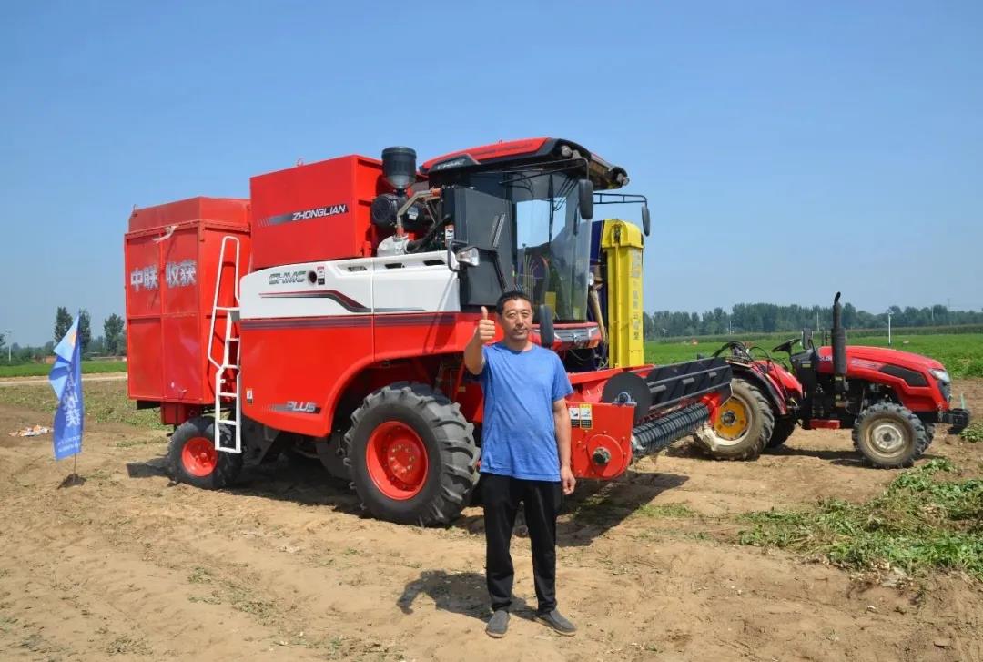 中聯(lián)收獲在石家莊花生生產(chǎn)農(nóng)機推廣田間日活動上大顯神威,用戶直接提兩臺一年作業(yè)兩千多畝