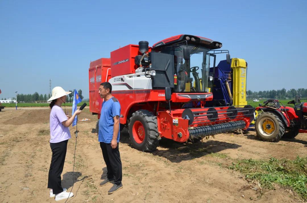 中聯(lián)收獲在石家莊花生生產(chǎn)農(nóng)機推廣田間日活動上大顯神威,用戶直接提兩臺一年作業(yè)兩千多畝