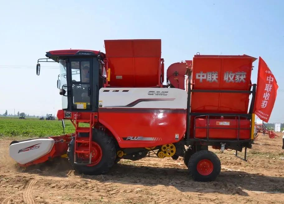 中聯(lián)收獲在石家莊花生生產(chǎn)農(nóng)機推廣田間日活動上大顯神威,用戶直接提兩臺一年作業(yè)兩千多畝