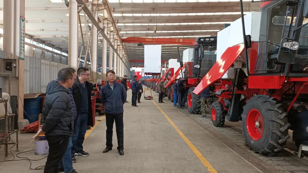 熱烈歡迎中國農(nóng)機(jī)工業(yè)協(xié)會(huì)代表團(tuán)蒞臨鄭州中聯(lián)參觀指導(dǎo)工作 12.242.jpg