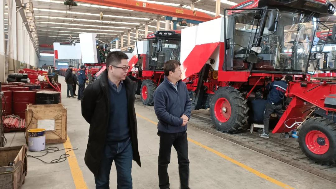 熱烈歡迎中國農(nóng)機(jī)工業(yè)協(xié)會(huì)代表團(tuán)蒞臨鄭州中聯(lián)參觀指導(dǎo)工作 12.241.jpg